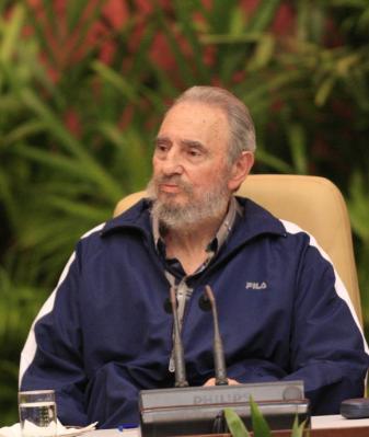 Cuba: Fidel Castro asiste a la clausura del 6to Congreso del PCC