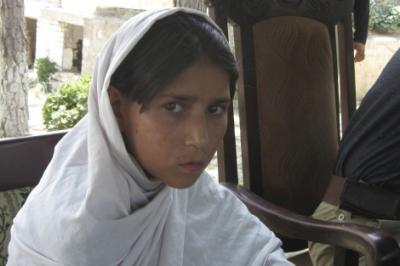 ASIA &#124; En un control policial en una zona tribal Detienen en Pakistán a una niña de ocho años con un chaleco lleno de explosivos